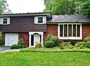 1 Dunster Rd, Great Neck, NY 11021