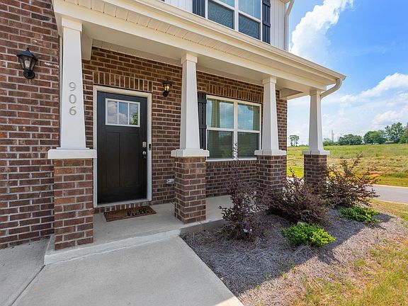 2nd image of 906 Pineland Dr