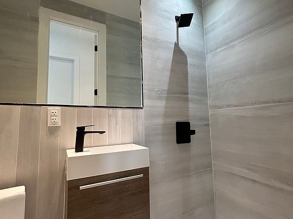 5th image of 986 Bedford Ave #4R