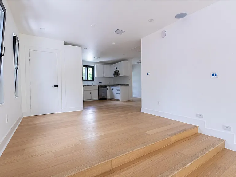 2945 Moss St — Photo 25