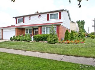 1220 S Busse Rd, Mount Prospect, IL 60056