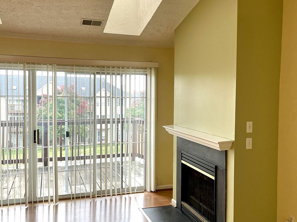 Living room & balcony