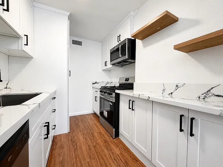 Moorpark Lofts — Photo 8