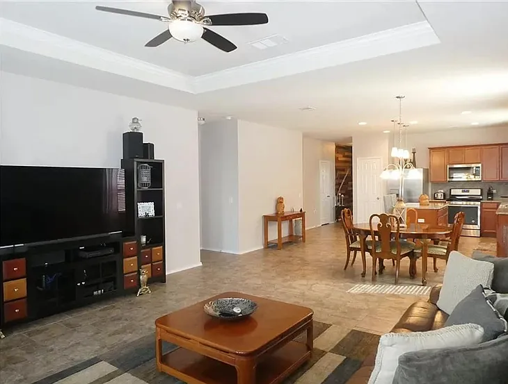 4 bed, 1948 sqft, $2,200 — Photo 3