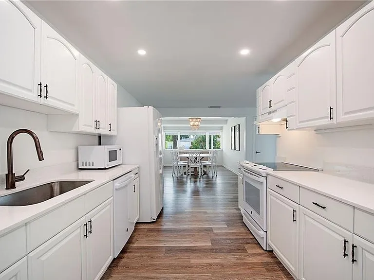 1281 Diana Ave — Photo 8