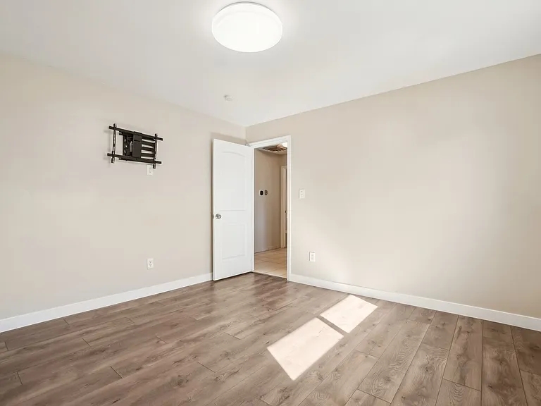 240 W 220th St S — Photo 12