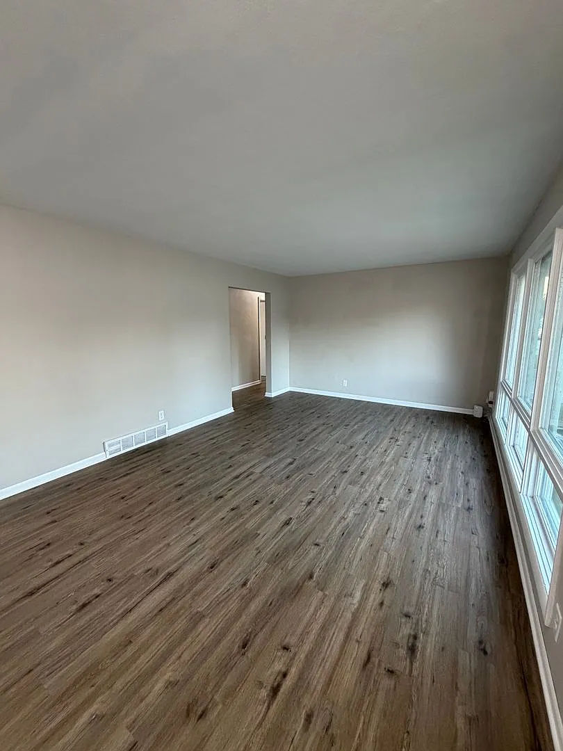 3 Bedroom House - Moline — Photo 2