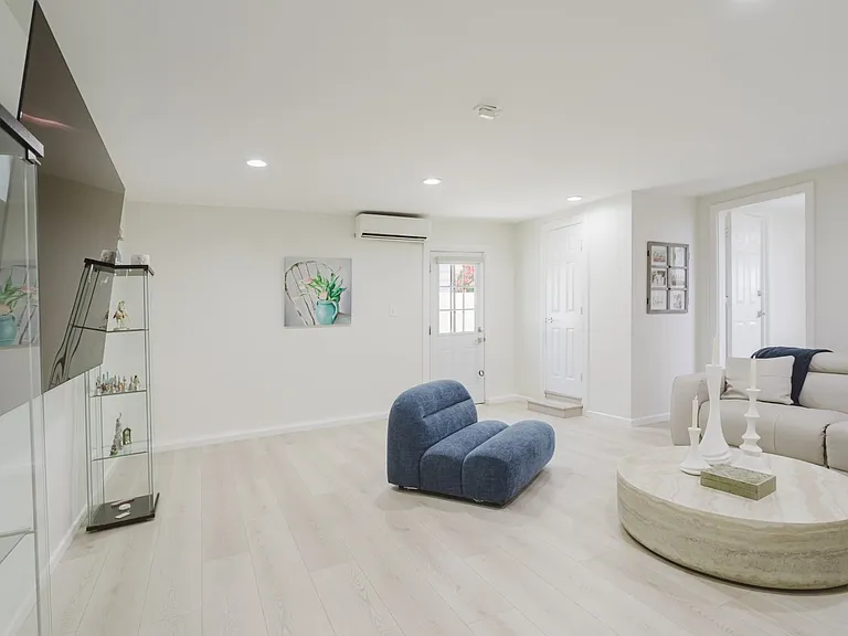 10619 Mather Ave — Photo 35