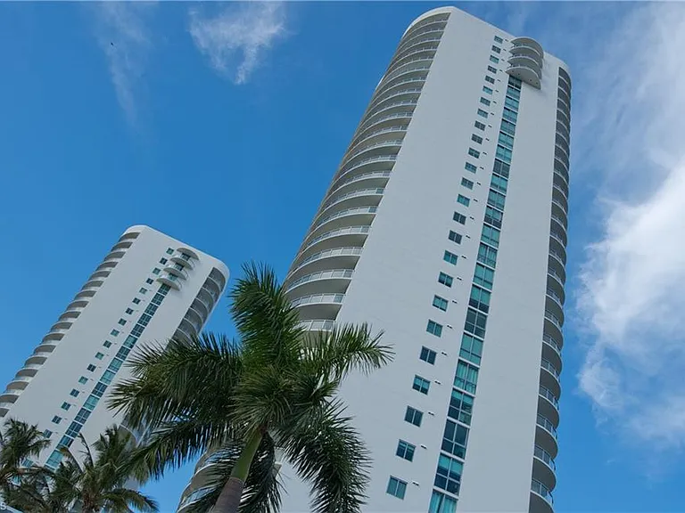 3000 Oasis Grand Blvd #401 — Photo 21