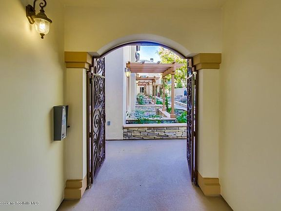 4th image of 443 S Oakland Ave #7