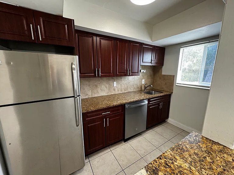 425 NE 7th Ave #3 — Photo 10
