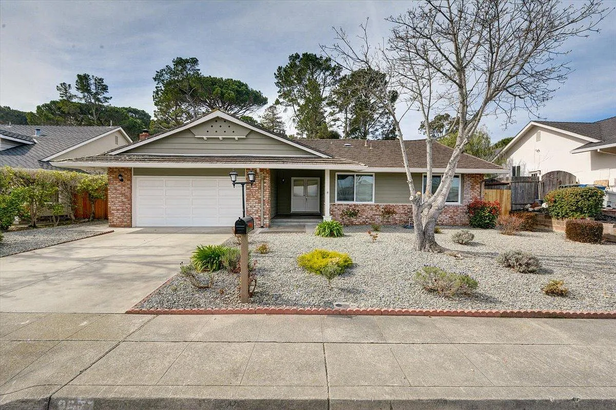 4 bed, 2.5 bath, 2010 sqft, $7,980 — Photo 1
