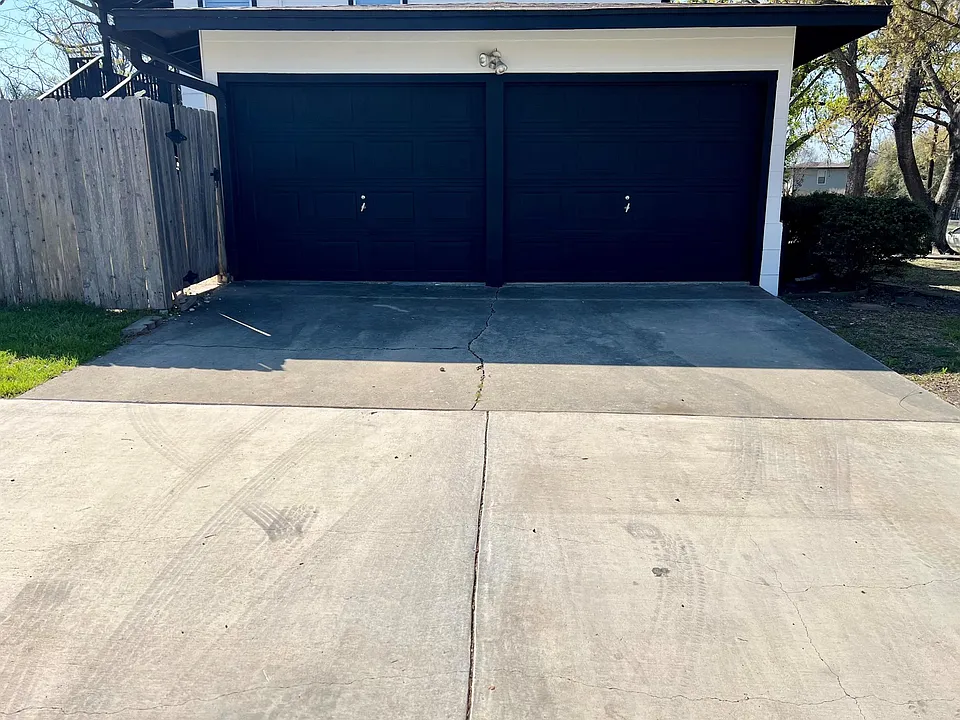 Garage & Driveway parking