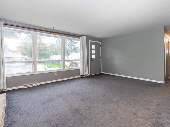 4th image of 25 Winnhaven Drive