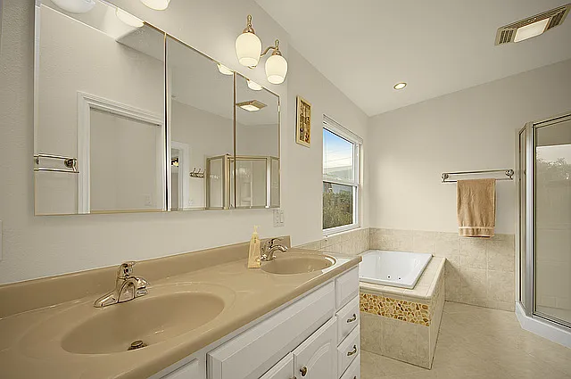 Masterbed bathroom and walking closet - 3334 Moccasin Ave