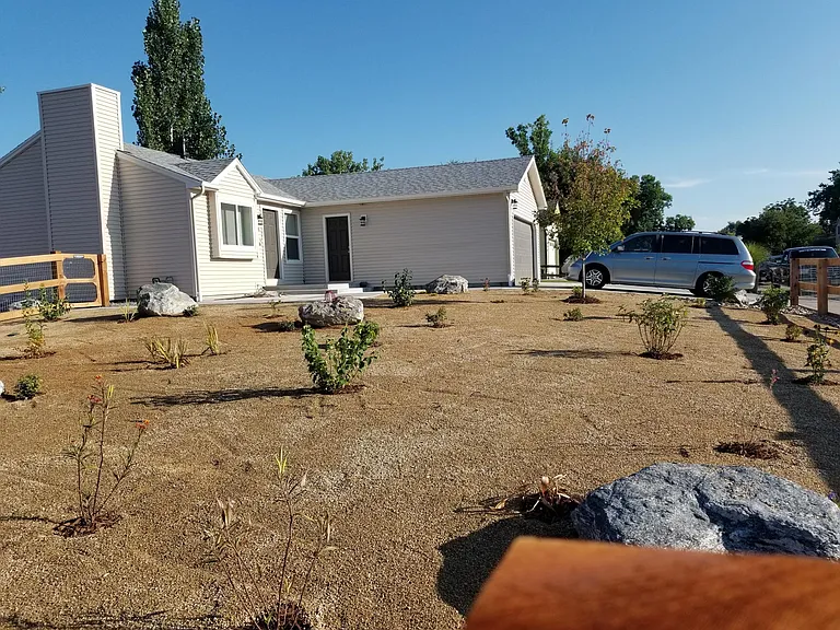 2058 Sumac St — Photo 8