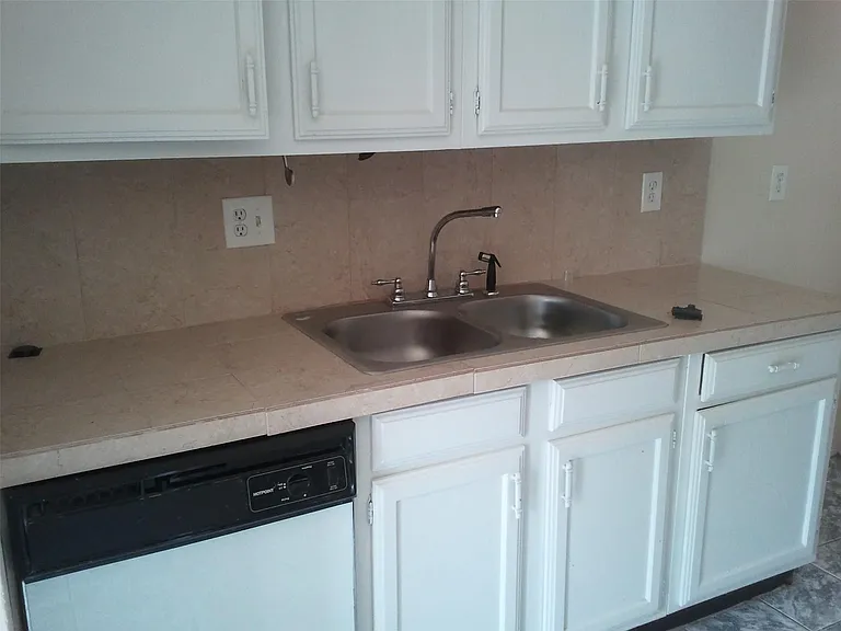 6818 Glenstein Dr — Photo 8