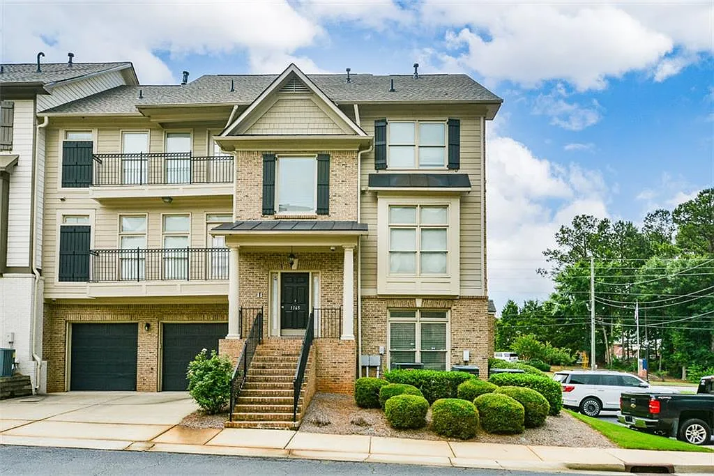 5 bed, 3.5 bath, 5201 sqft, $7,995 — Photo 1
