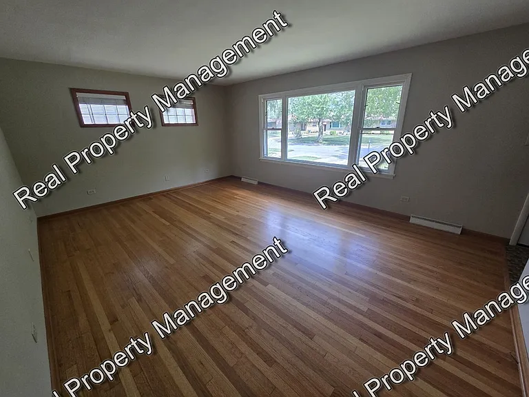 8118 Monroe Ave — Photo 2