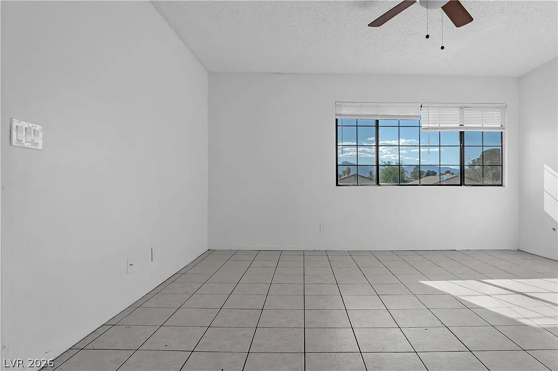 3 bed, 2.0 bath, 4108 sqft, $1,300 — Photo 3