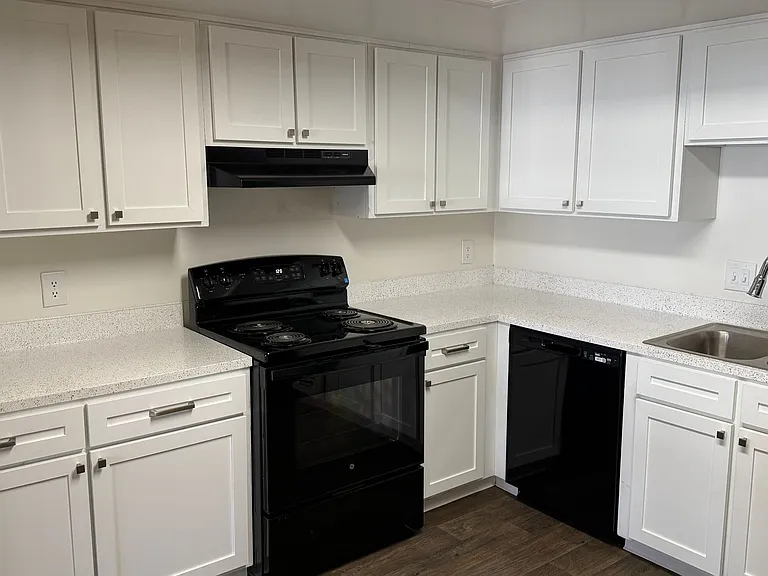 Applewood Crest Townhomes & Apartments — Photo 21