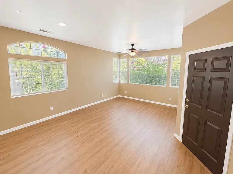Hartford Square Apartments — Photo 9