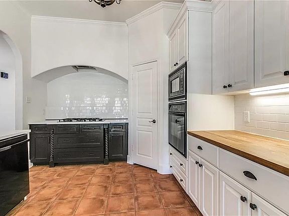 3rd image of 1922 Twin Oaks Cir