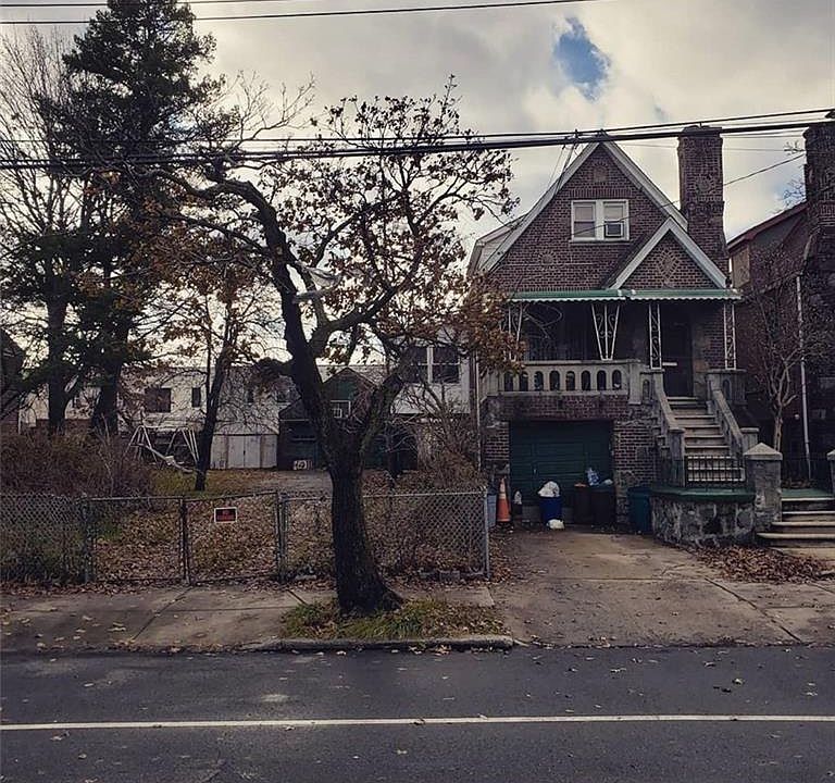 1st image of 946 E 222nd St