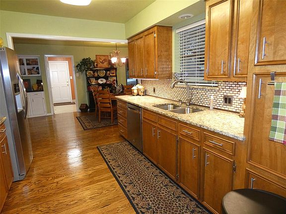 3rd image of 1734 Lakeshore Dr