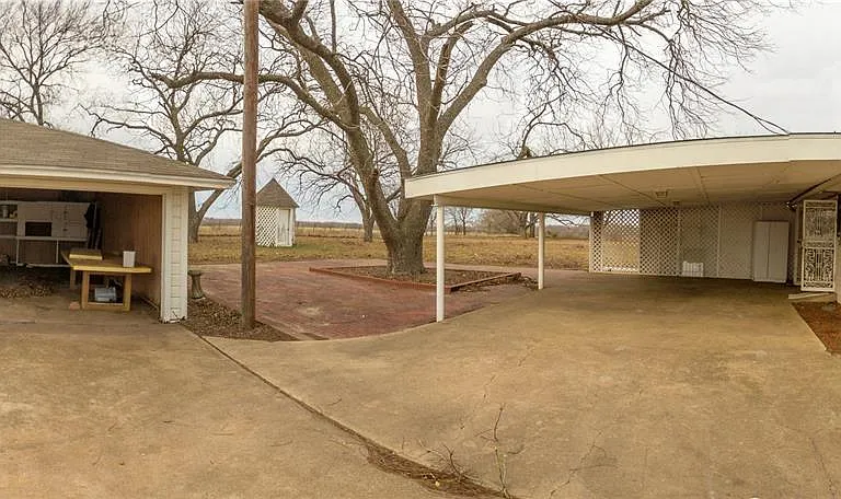 2047 FM 2933 — Photo 2