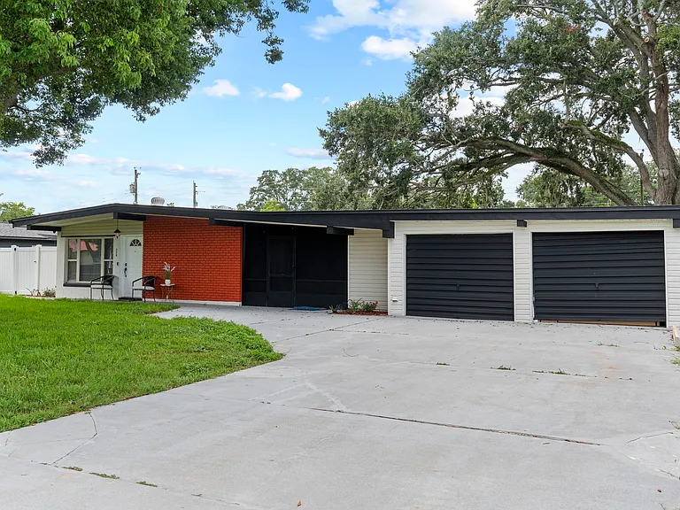 228 Sunset Dr — Photo 2