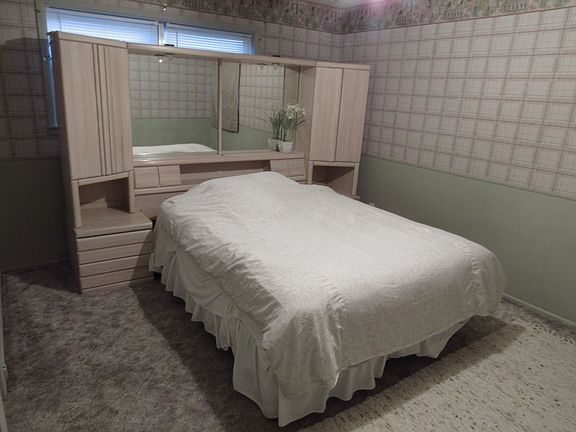 Bedroom with Queen bed