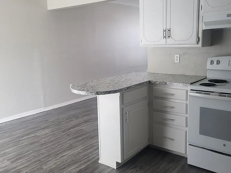 1704 Warren Dr — Photo 7