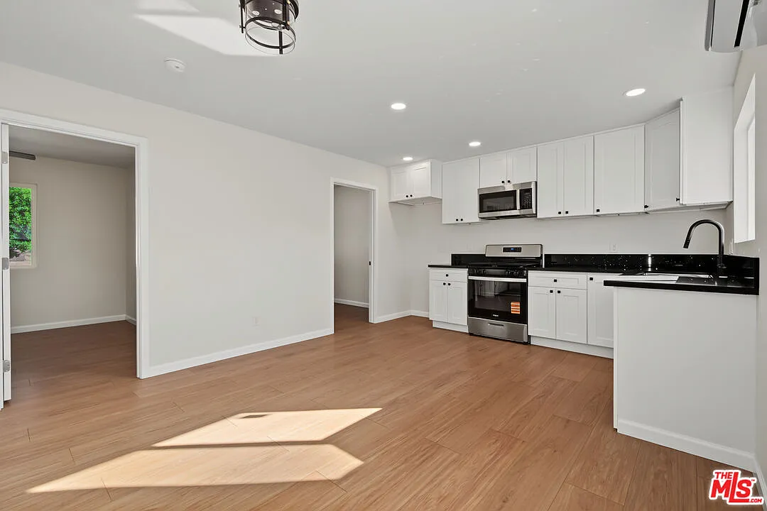 2 bed, 1.0 bath, $2,850 — Photo 4