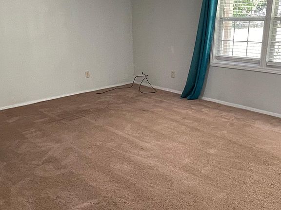 4th image of 526 Pettit Dr