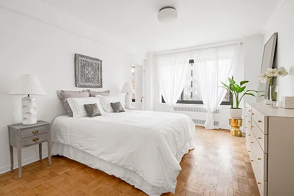 Sold by R New York | media 7