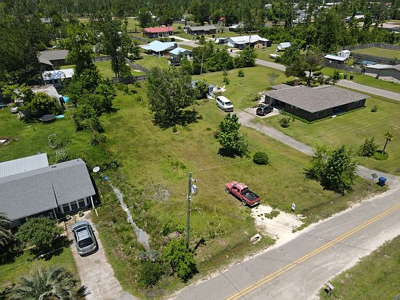 4th image of 20036 NE Marie Ave