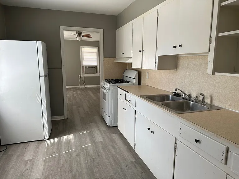 1148 Dudley Ln — Photo 3
