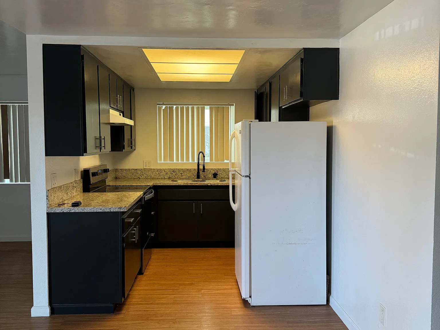 2 bed, 1.5 bath, 875 sqft, $2,450 — Photo 2