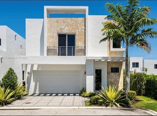 6833 NW 103rd Pl, Doral, FL 33178