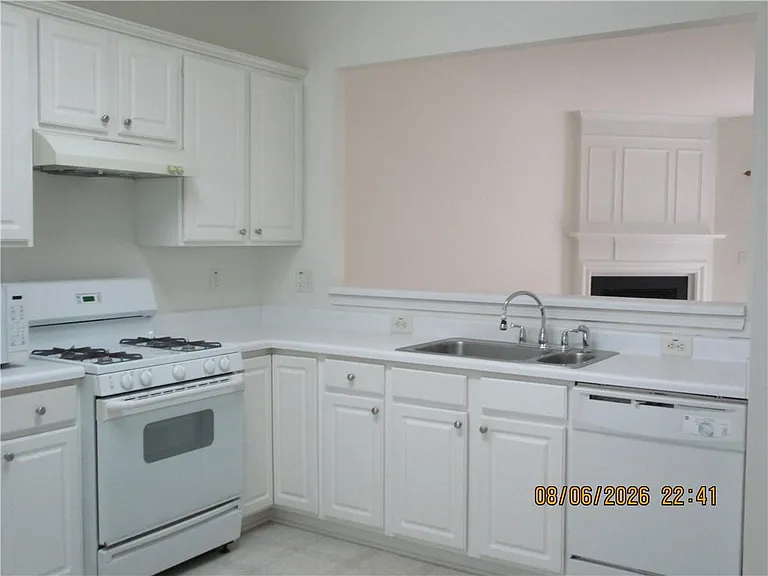 1112 Thornborough Dr — Photo 16