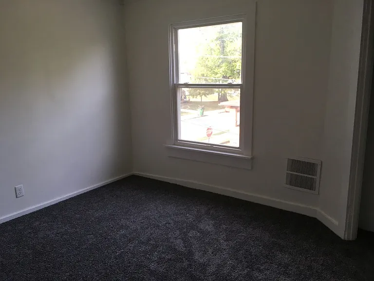 604 S Seneca Ave — Photo 11