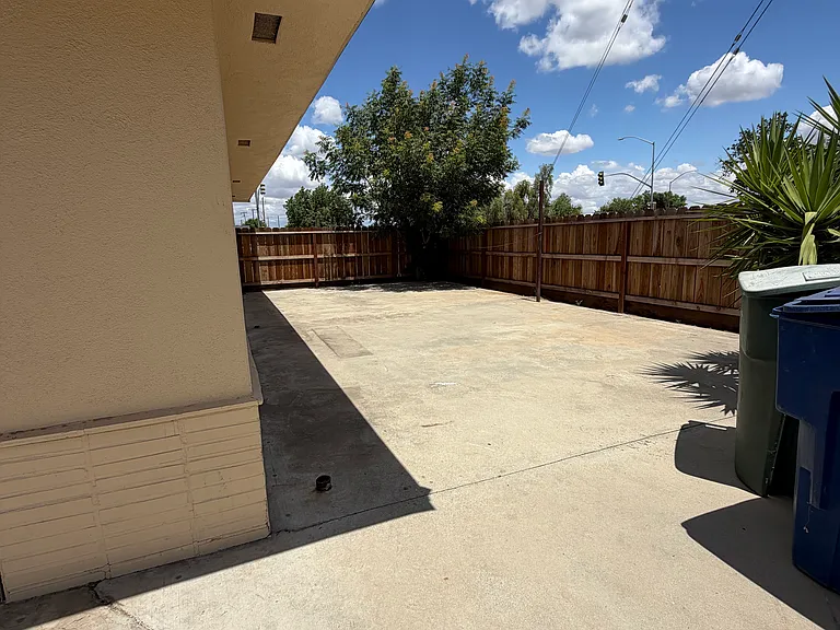 2038 E Ashlan Ave — Photo 31