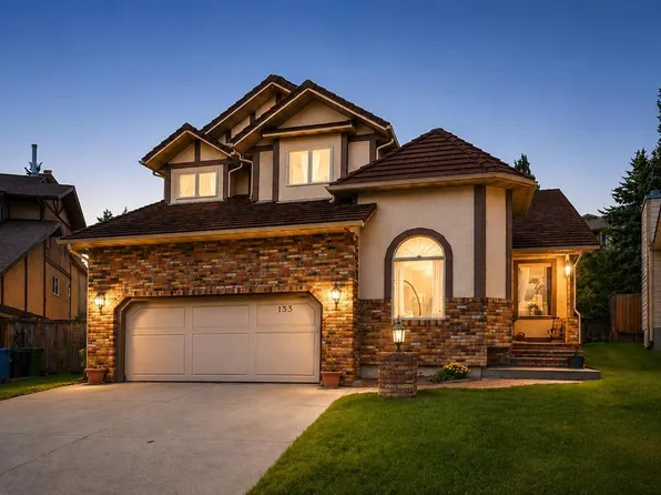 133 E Signal Hill Cir SW, Calgary, AB T3H 2H1