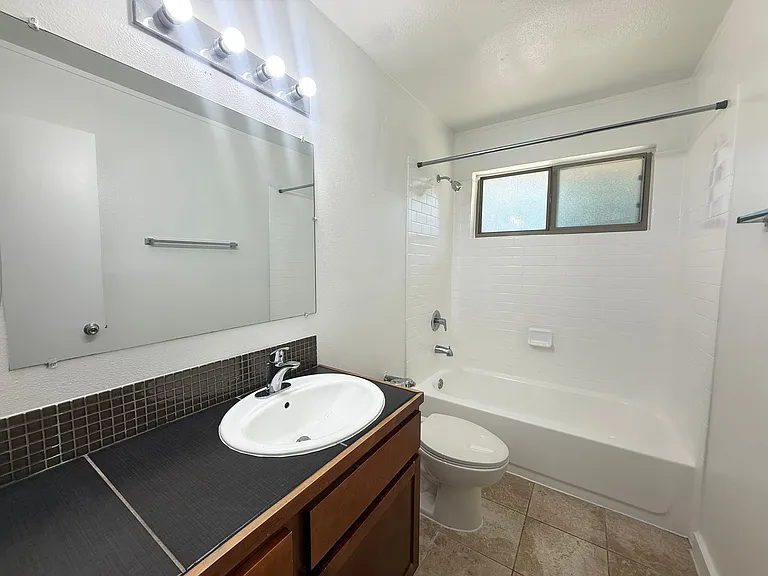 Lorrain Apartments — Photo 28