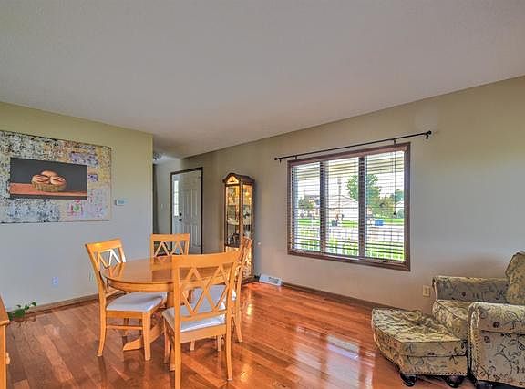 3rd image of 10522 Maloian Dr