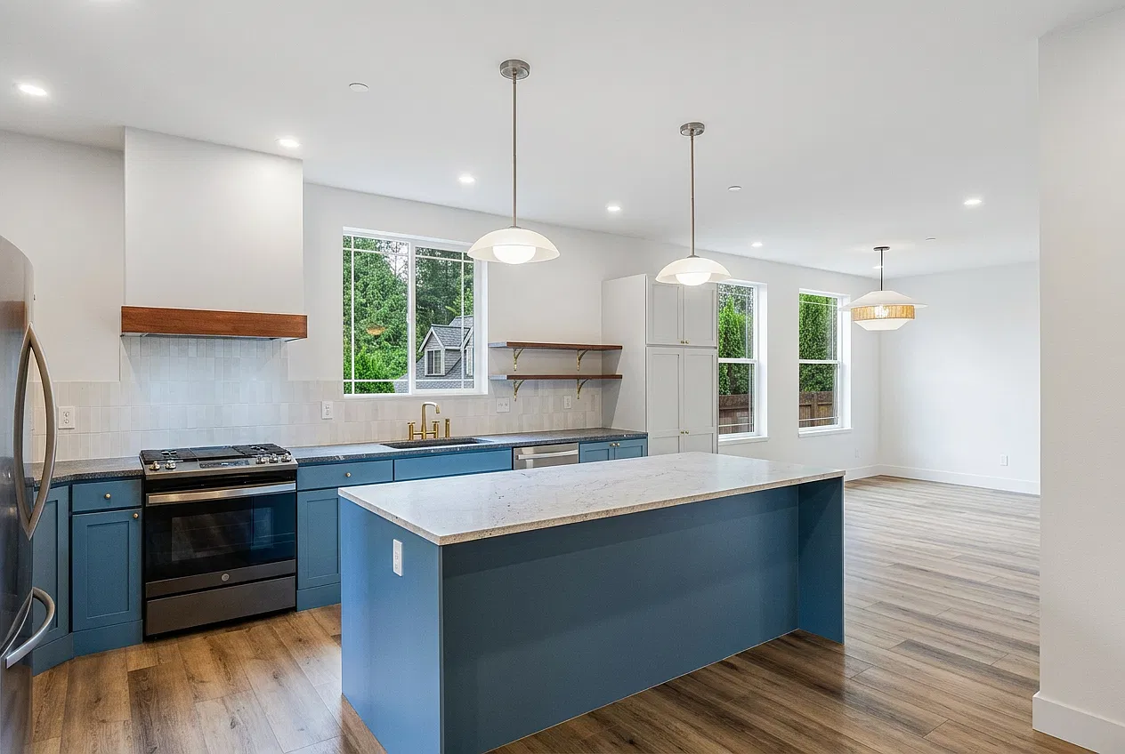 4 bed, 2.5 bath, 2500 sqft, $3,899 — Photo 3
