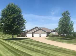 8381 Wildlife Rdg, Dubuque, IA 52003