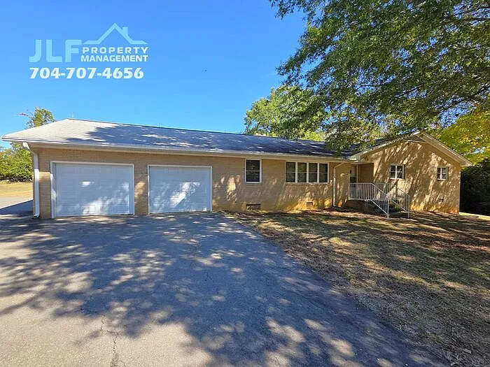3 bed, 2.0 bath, 1853 sqft, $1,850 — Photo 2