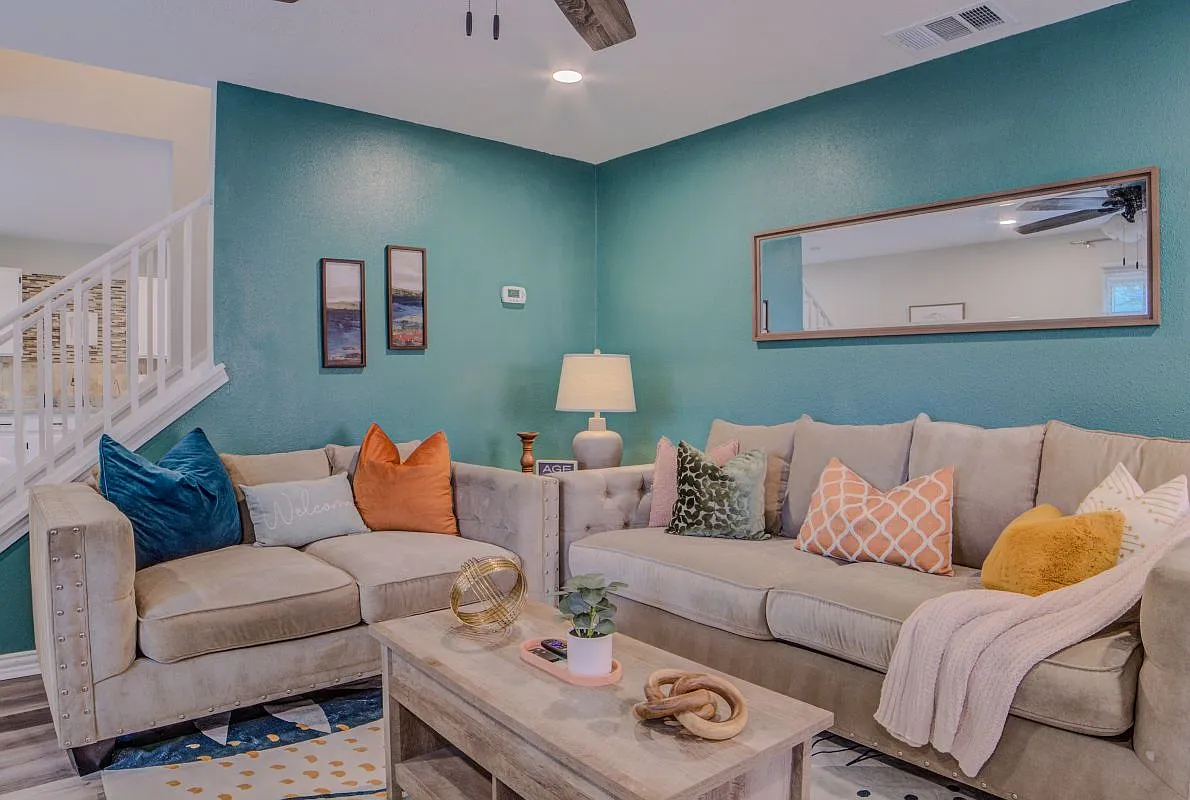 4 bed, 2.5 bath, 1698 sqft, $4,000 — Photo 1